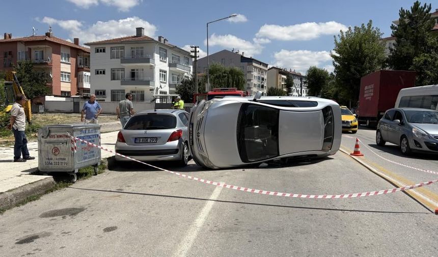 Park halindeki araca çarpan otomobil devrildi