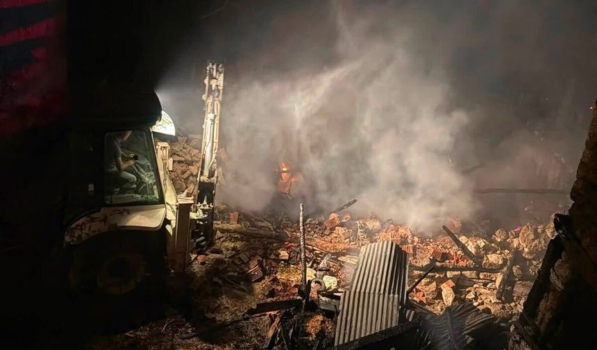 Korkutan yangın: 1 ev ve 2 samanlık zarar gördü