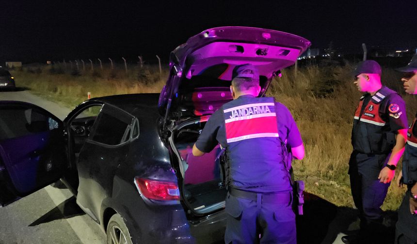 Otomobilde hareketsiz bulunan kişi hastaneye kaldırıldı
