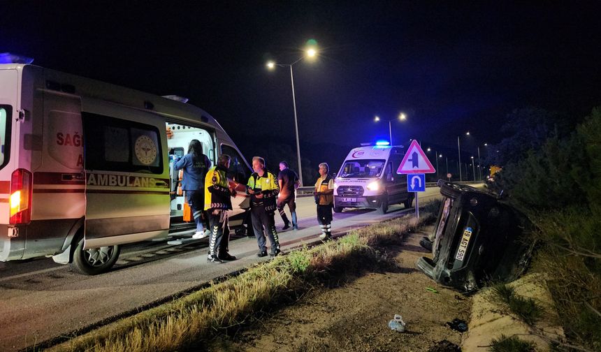 Su tahliye kanalına devrilen otomobildeki 2 kişi yaralandı