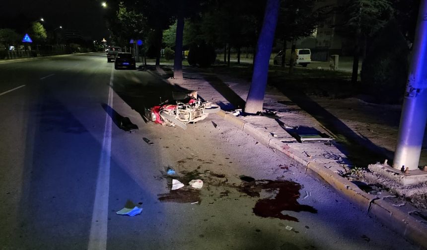 Çorum'da motosikletiyle kaldırıma çarpan kurye ağır yaralandı