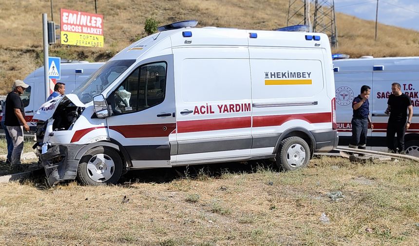 Hasta taşıyan ambulans kaza yaptı