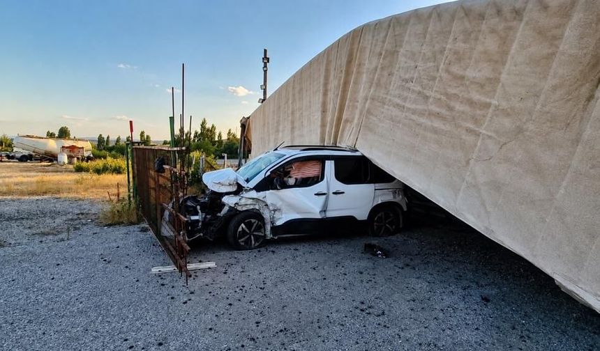 Tırın dorsesi aracın üzerine devrildi