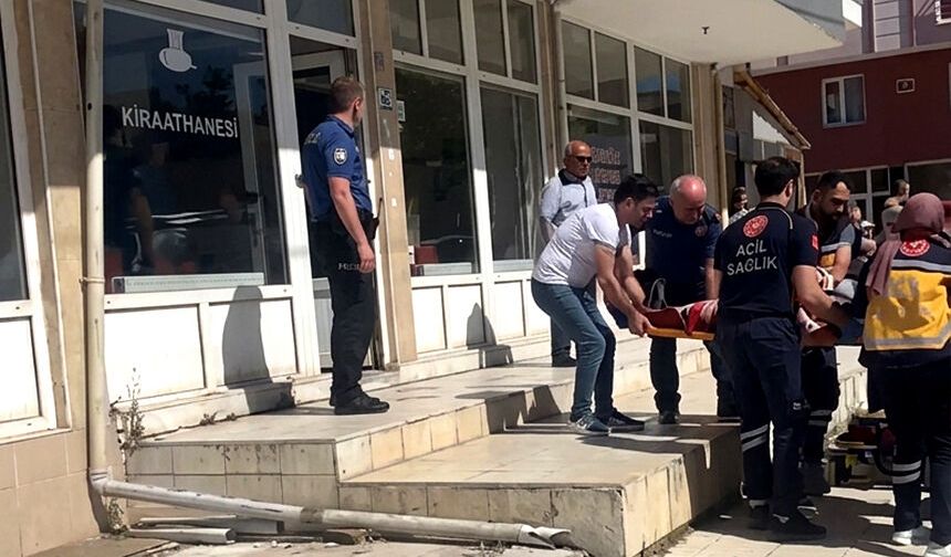 Kırathanede bıçaklı kavga