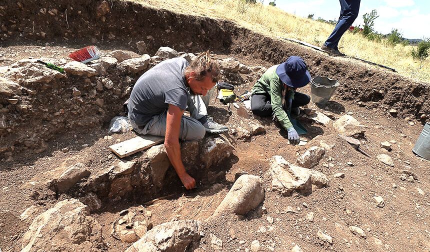 Çorum'da 2 bin 300 yıllık yeni mezarlar bulundu