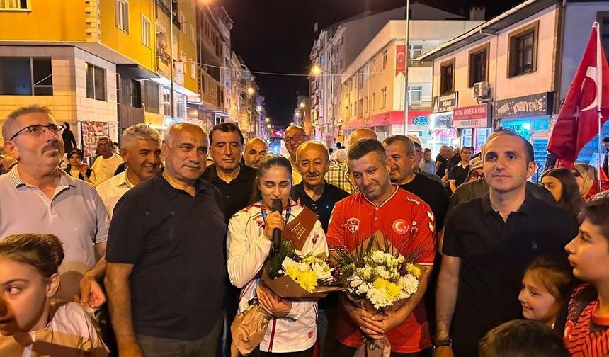 Dünya şampiyonu olan Çorumlu sporcu böyle karşılandı