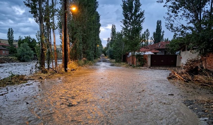 Çorum'da bu ilçeyi sağanak vurdu