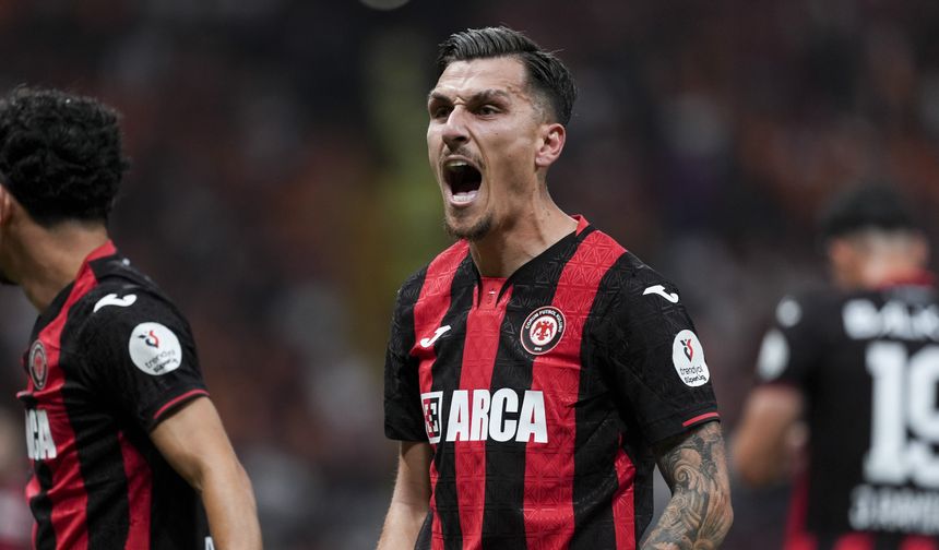 Yunanlı futbolcudan harika gol
