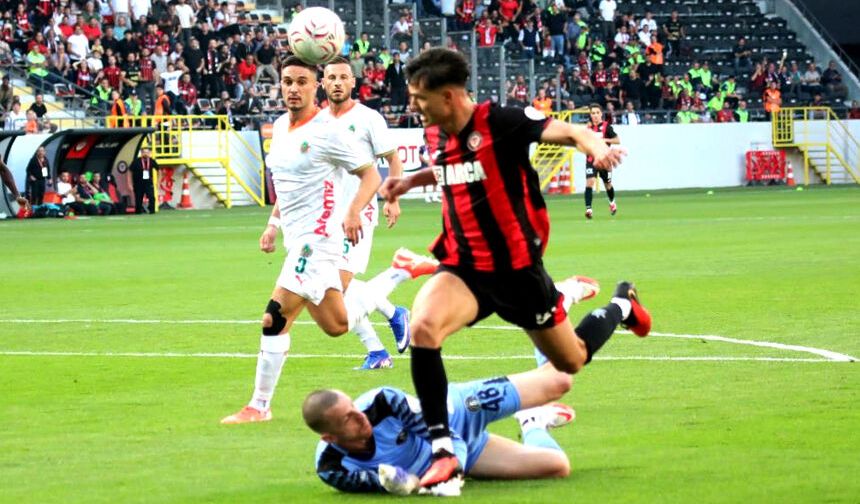 Süper Lig'de Çorum FK-Alanyaspor maçı zirvede
