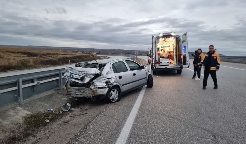 Direksiyon hakimiyetini kaybeden araç bariyerlere çarptı