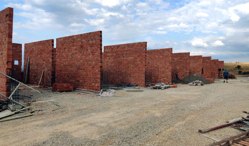 Laçin'de 16 yeni sanayi dükkanının inşası sürüyor