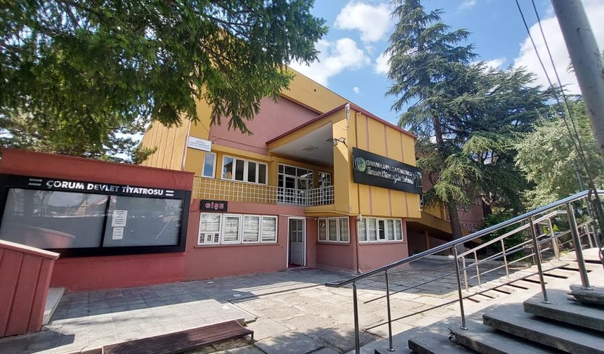 Perde açılmaya hazır ama bina ihtiyaca cevap vermekte zorlanıyor
