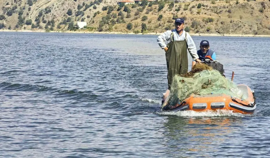 Çorum'da bu barajda 7 bin 900 metre yasak misina ağ ele geçirildi