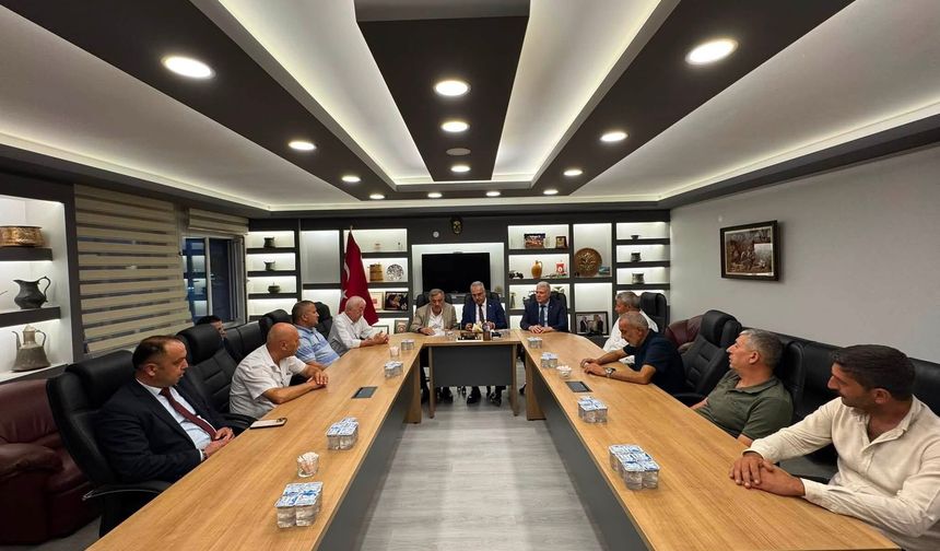 Ahlatcı esnafın taleplerini dinledi