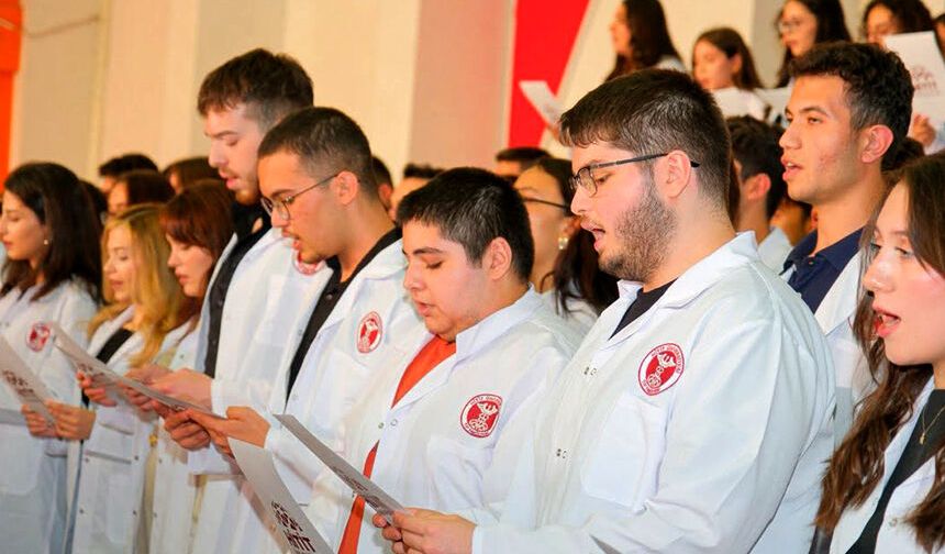 Yeni doktor adayları yemin etti