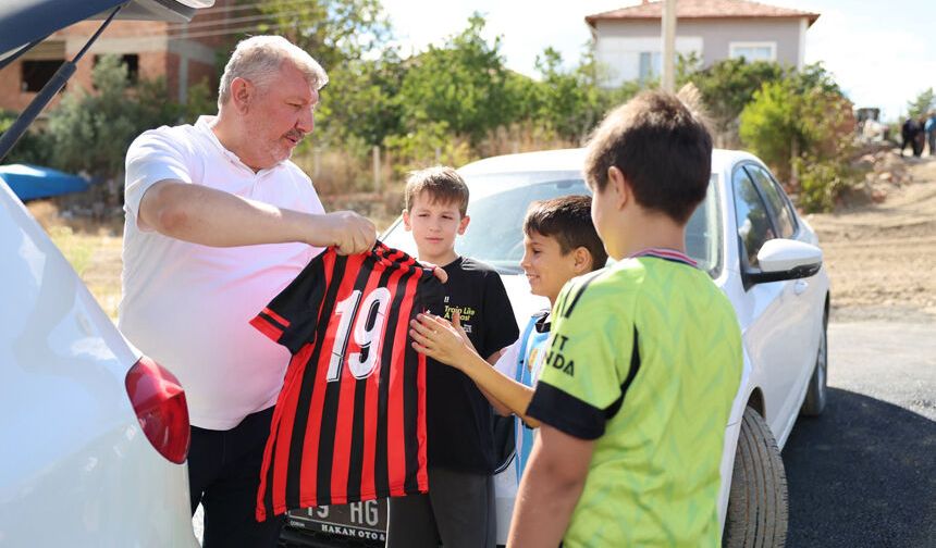Belediye başkanı çocuklara Çorum FK forması hediye etti