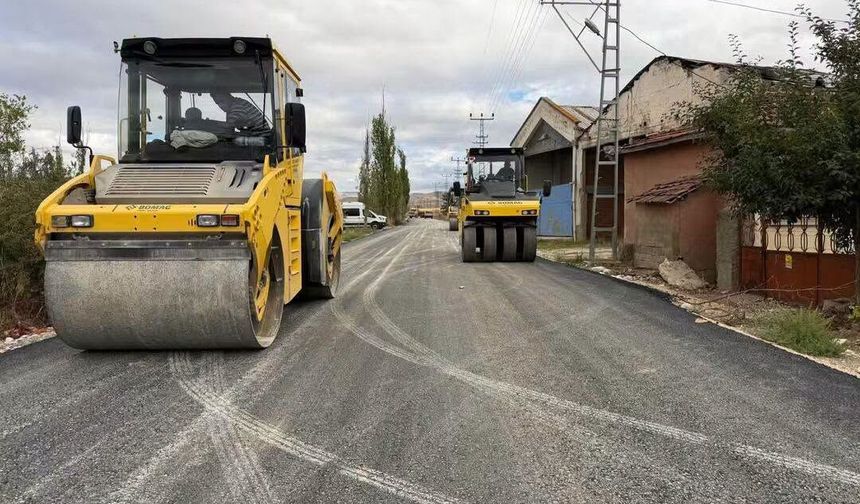 Çorum'da bu köyün yoluna 2 km'lik sıcak asfalt seriliyor