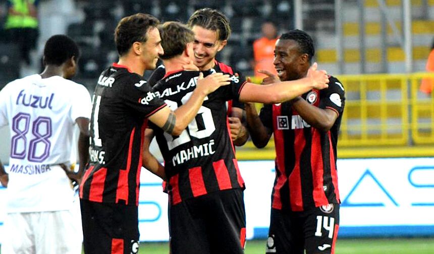 Moukoko asist ile başladı