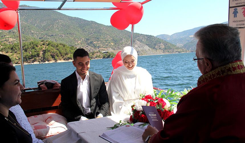 Çorumlu genç muhtar teknede dünyaevine girdi