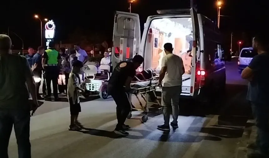 Otomobil ile elektrikli motosiklet çarpıştı: 2'si çocuk 3 yaralı