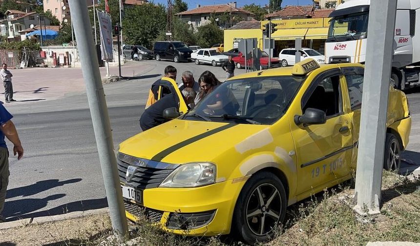 Tır ile çarpışan taksi sürücüsü yaralandı