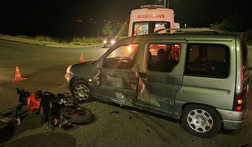 Hafif ticari araç ile motosiklet çarpıştı, 3 kişi yaralandı