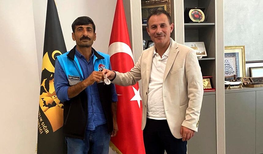 Personelini çeyrek altın ile ödüllendirdi