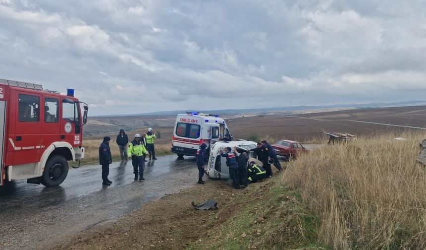 Kayganlaşan yolda otomobil devrildi