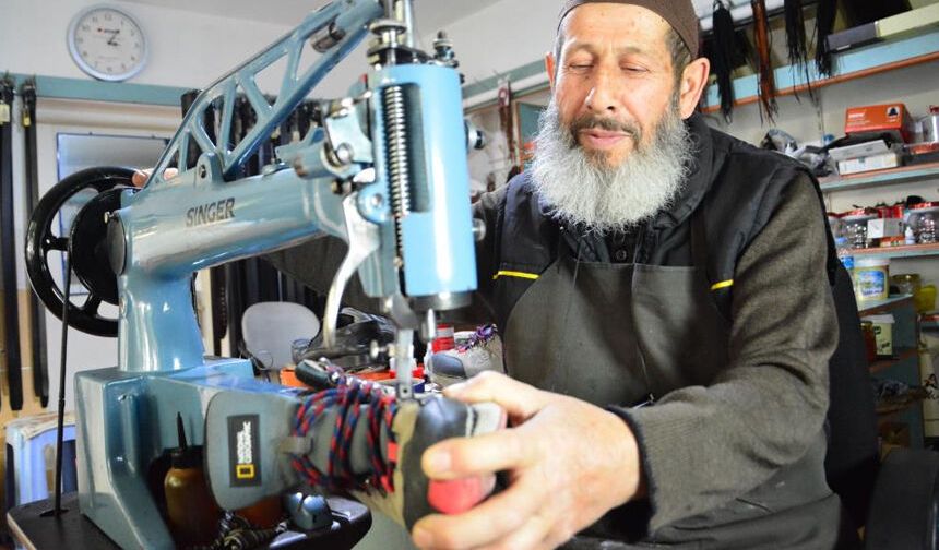 73 yaşındaki usta, mesleğini aşkla sürdürüyor