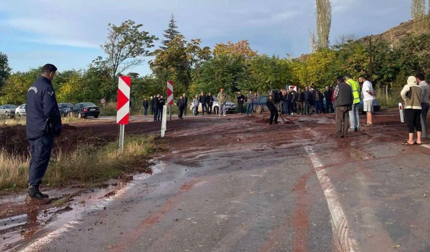 Çorum'da sağanak yağış ulaşımı olumsuz etkiledi