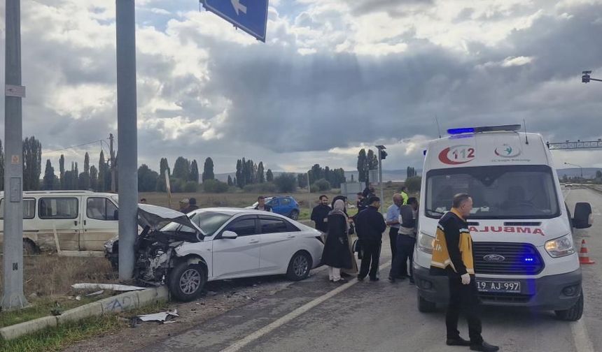 Çorum'da minibüs otomobille çarpıştı: 6 yaralı