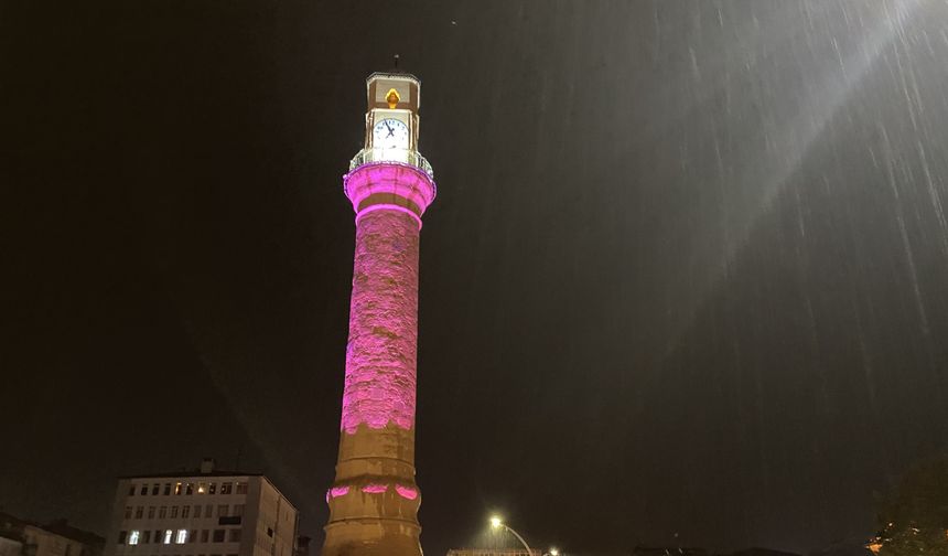 Saat Kulesi pembe renge büründü