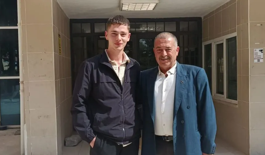 Baba-oğul okul arkadaşı oldu