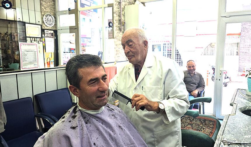 84 yaşında, 70 yıldır berber...