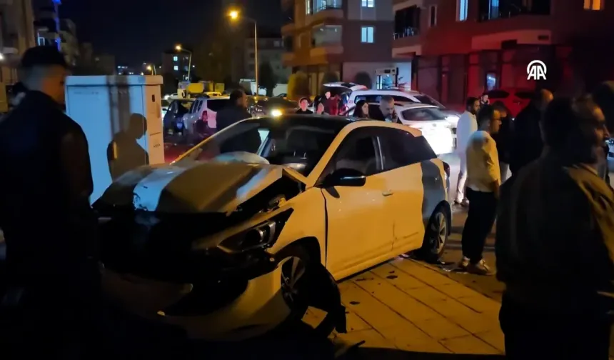 2 otomobil çarpıştı: 4 yaralı