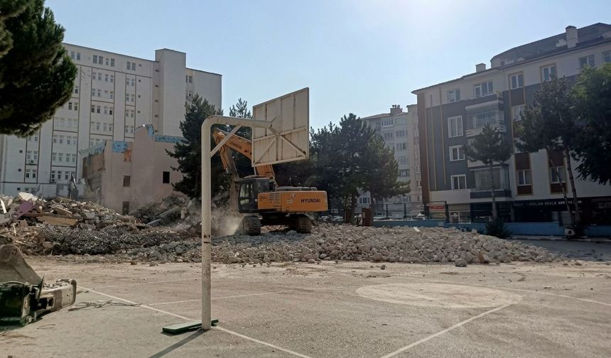 Çorum'da tarihi okulun yıkım çalışması başladı
