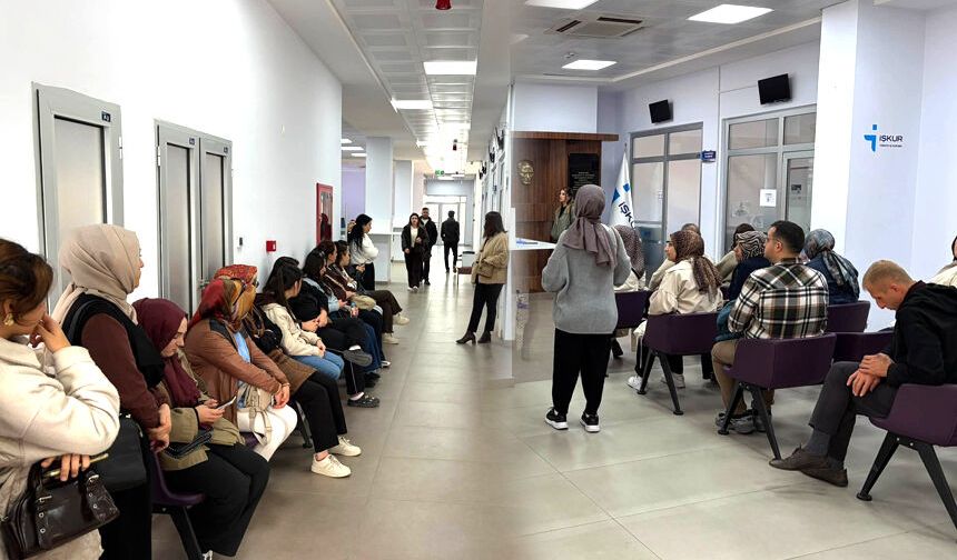 Gençler iş başvurusu için sıraya girdi