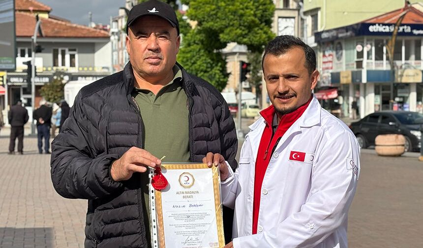 Trafik kazalarından etkilenerek başladığı kan bağışını 31 yıldır sürdürüyor