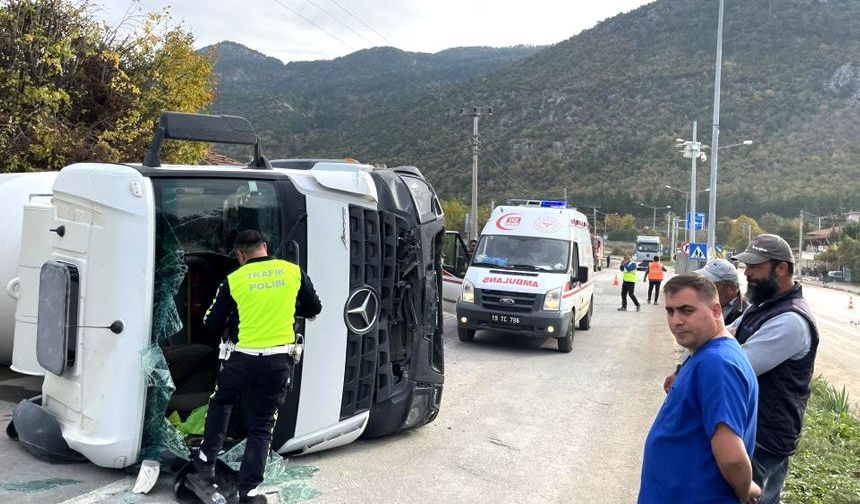 Freni boşalan beton mikseri otomobile çarpıp devrildi