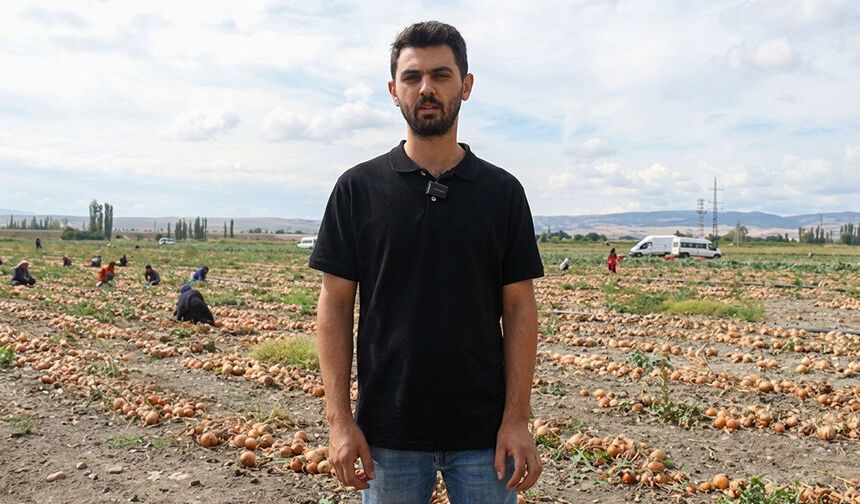 Genç çiftçi 25 dekar alanda soğan hasadı yaptı