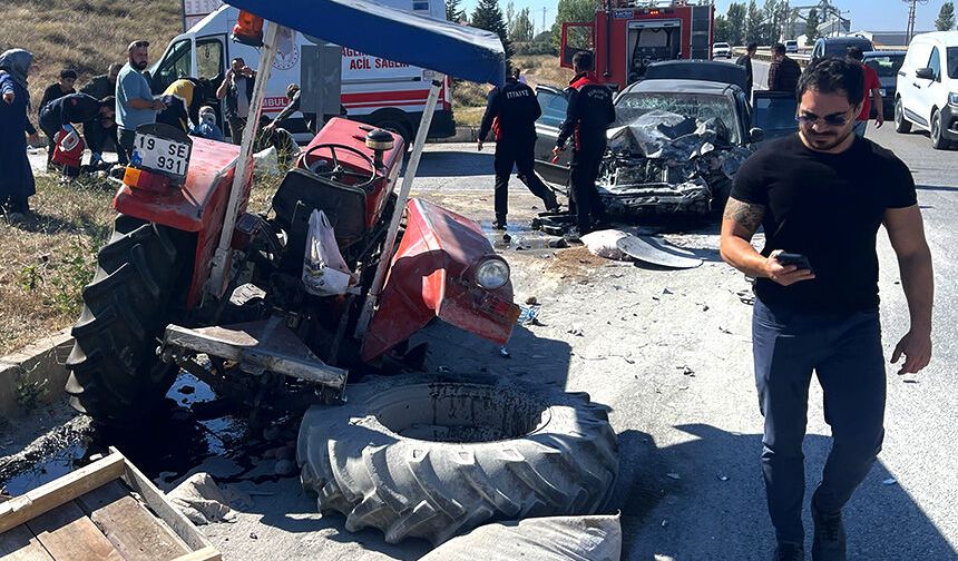 Traktör ile otomobilin çarpışmasında 7 kişi yaralandı