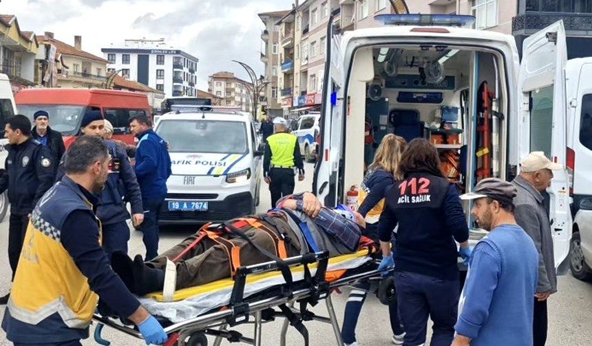 Yolun karşısına geçmeye çalışan yayaya otomobil çarptı